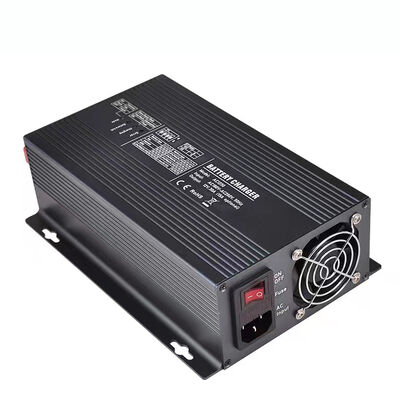 Carregador de bateria solar de corrente de entrada máxima de 30A, ideal para instalações solares remotas, oferecendo operação sem manutenção